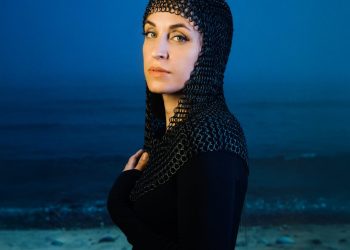 Carolina Mama presenta “Honrar La Voz”: Un Poema Visual que Cierra el Ciclo de su Álbum Amina