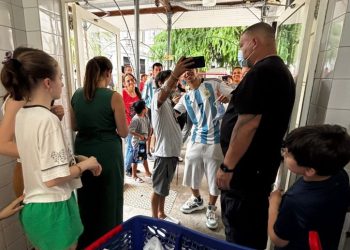Luck Ra y Spreen: Solidaridad y alegría para los niños del Hospital Gutiérrez en esta Navidad