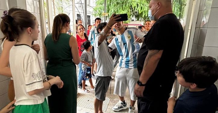Luck Ra y Spreen: Solidaridad y alegría para los niños del Hospital Gutiérrez en esta Navidad