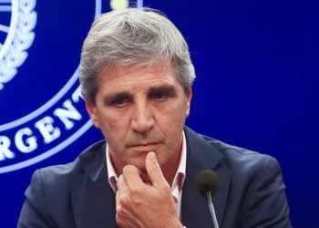 Luis Caputo anunció una baja de retenciones a las exportaciones de granos