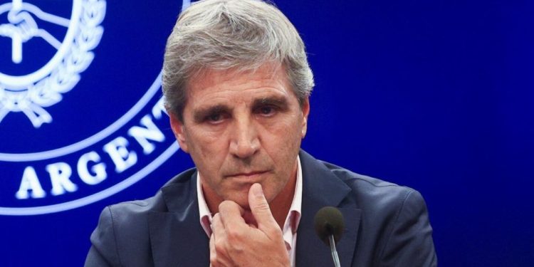 Luis Caputo anunció una baja de retenciones a las exportaciones de granos