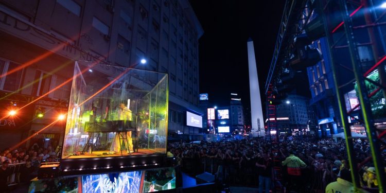 De una caja de cristal a la cima del género urbano: La impactante presentación de «RV».