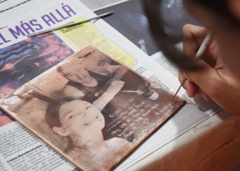 Fotocerámica: El arte de fijar la memoria en el fuego y rescatar lo tangible