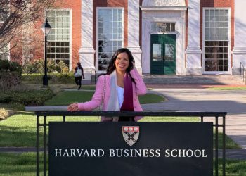 Hito hispano: Gabriela Berrospi lleva la educación financiera a las aulas de Harvard