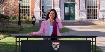 Hito hispano: Gabriela Berrospi lleva la educación financiera a las aulas de Harvard